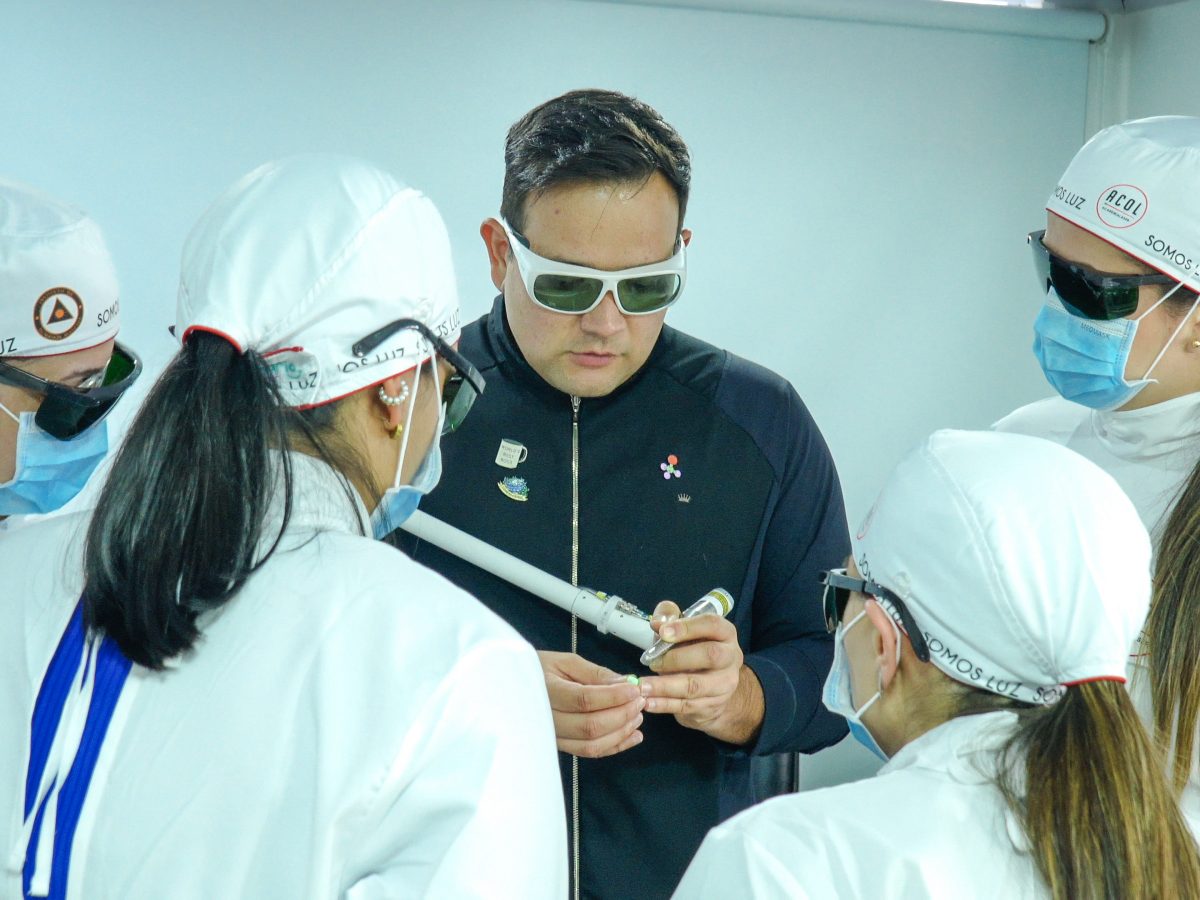 Instructor explicando el uso de una pieza de mano láser