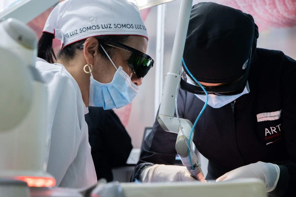 Profesionales con gafas de protección durante una práctica con láser