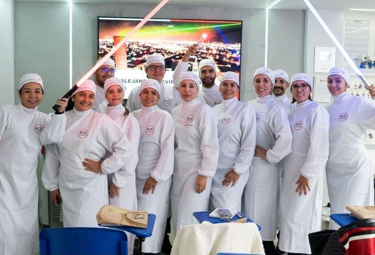 Profesionales en una formación clínica con láser